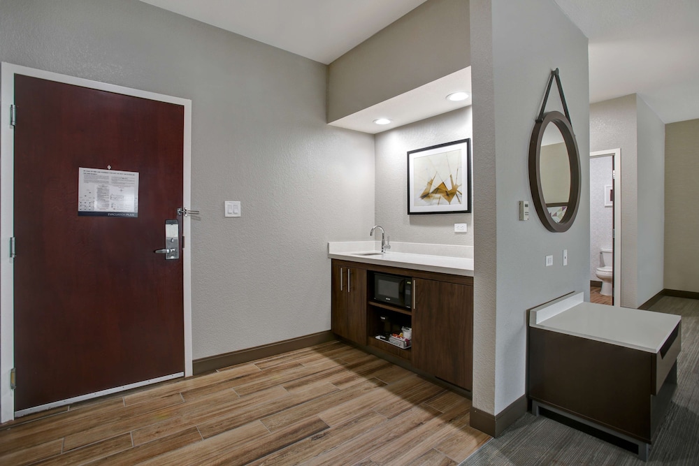 Hampton Inn and Suites Dallas-Desoto 27/57