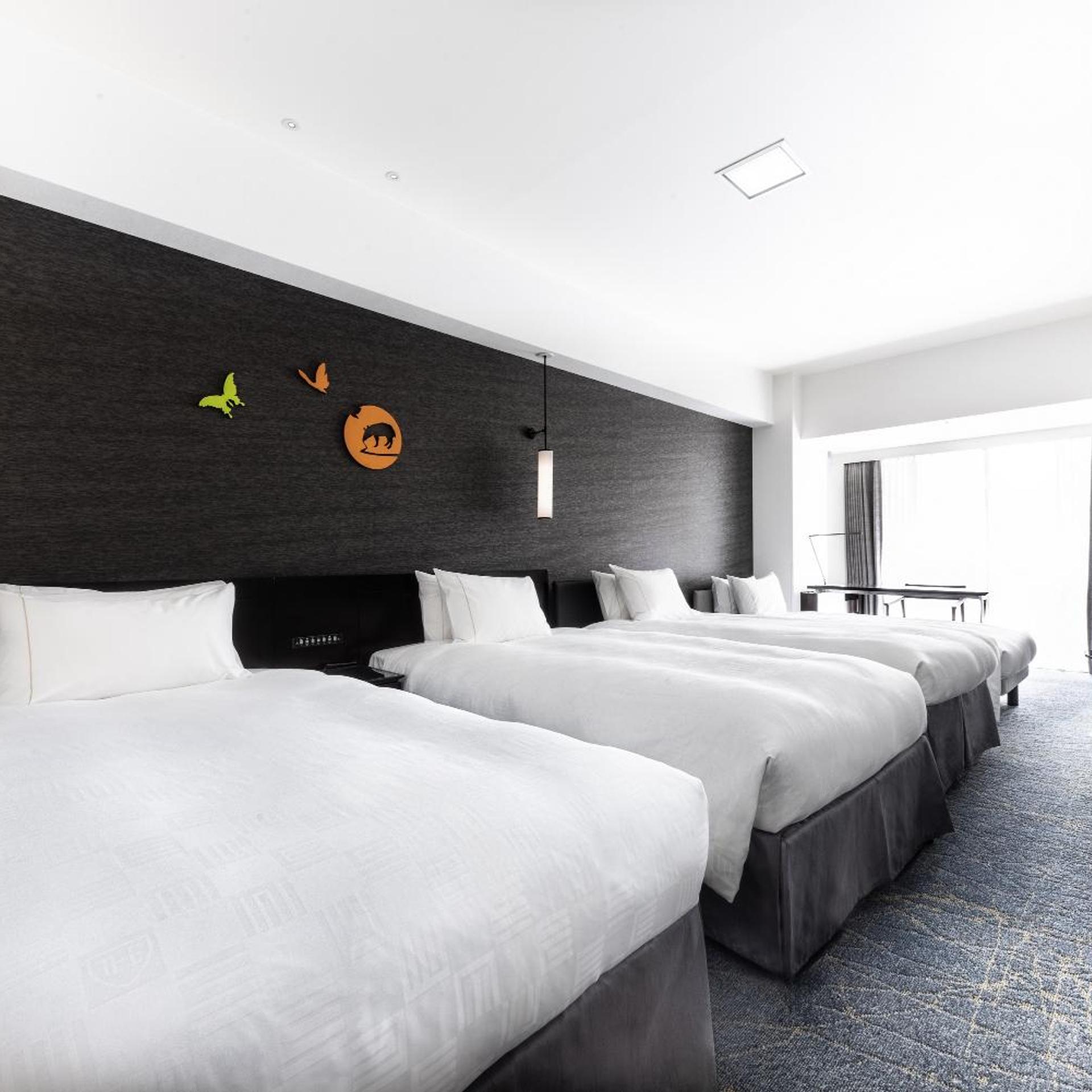 Deluxe, Twin Beds, Two Extra Beds, Corner