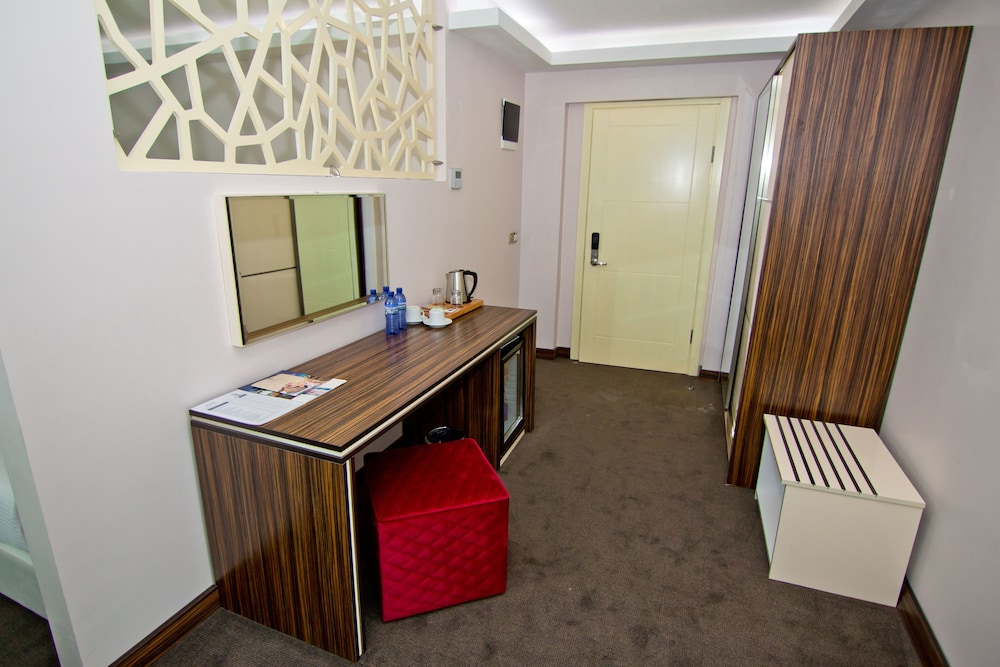 Sky Tower Hotel 57/68