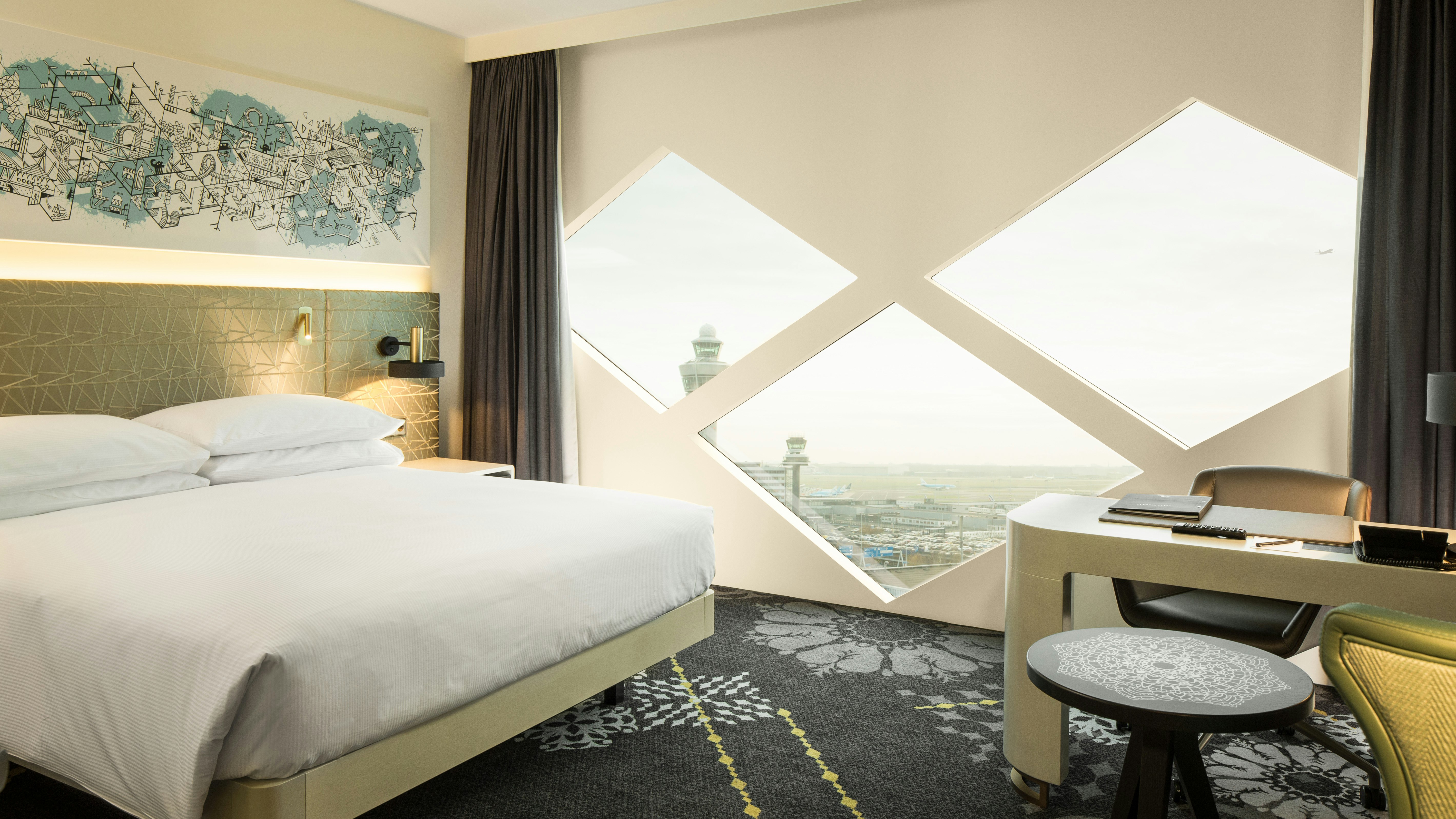 DELUXE, KING BED