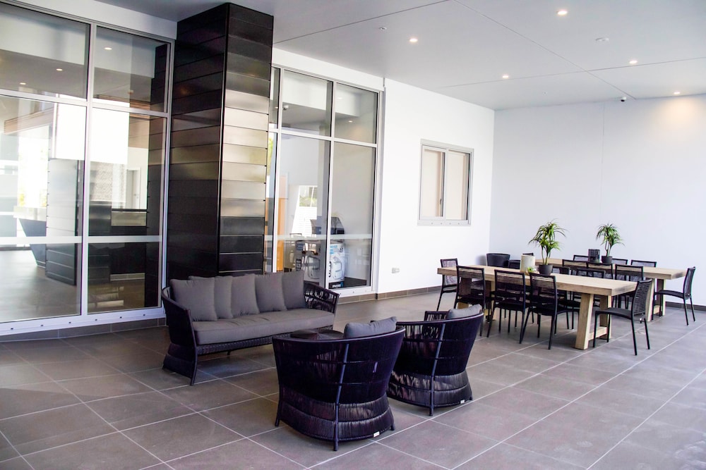 Synergy Broadbeach 33/52