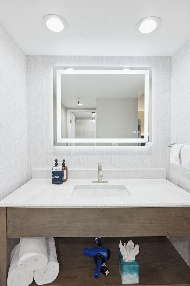 456 Embarcadero Inn Suites 77/77
