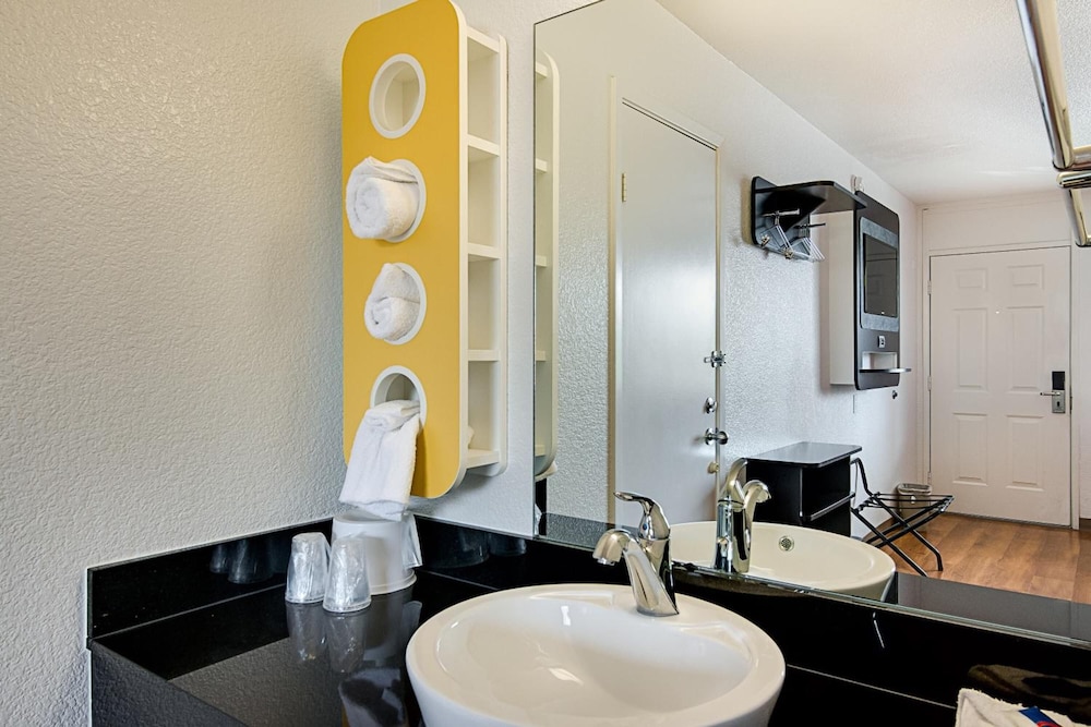Motel6 Ventura, CA - Beach 29/58