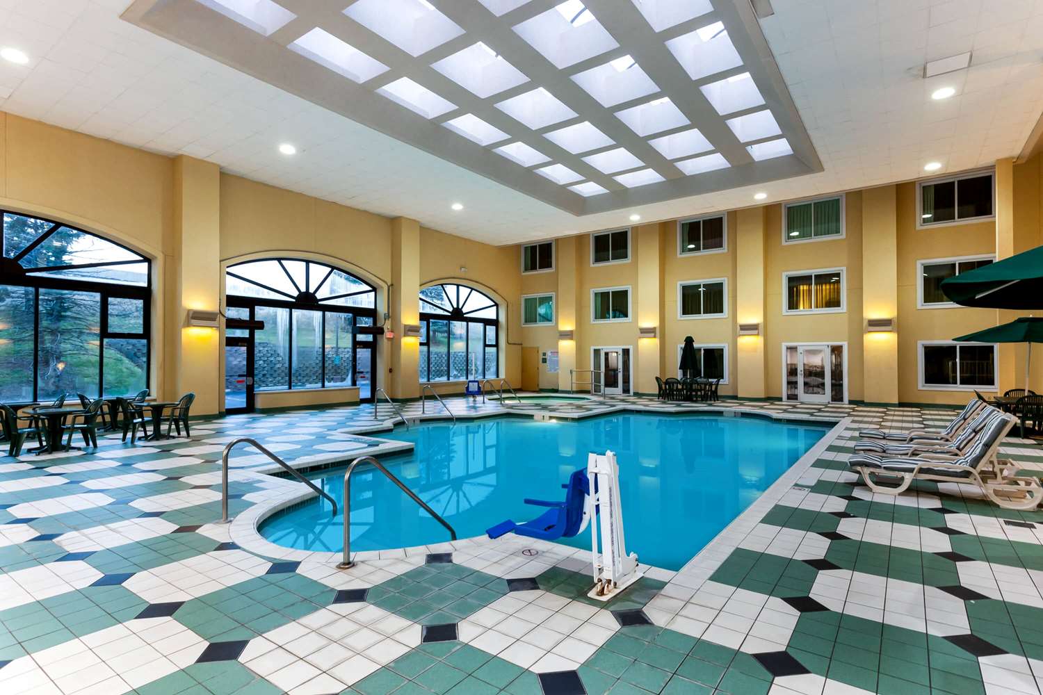 La Quinta Inn Suites Milwaukee Glendale Bayshore 17/37