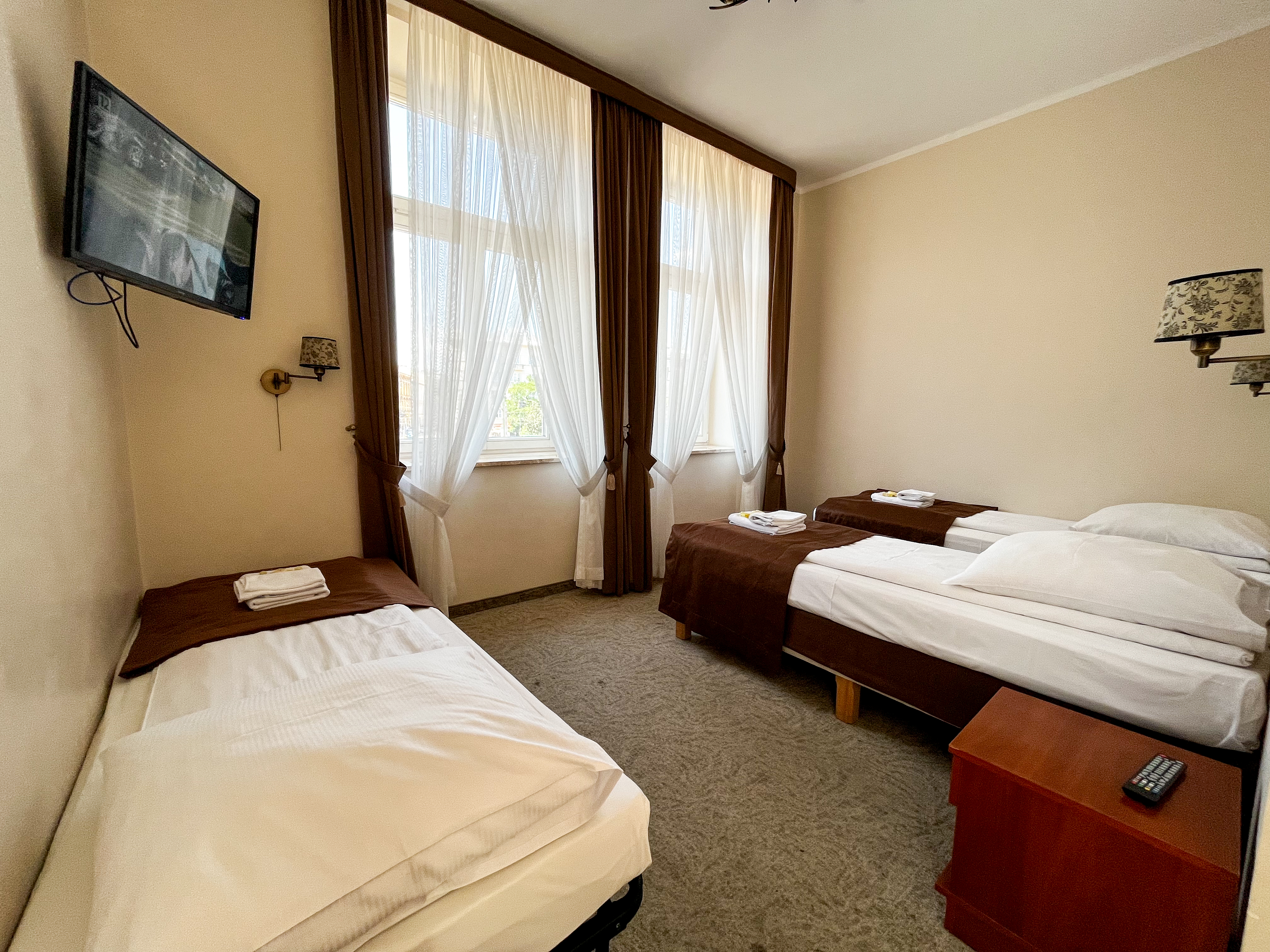 ROOM, QUADRUPLE