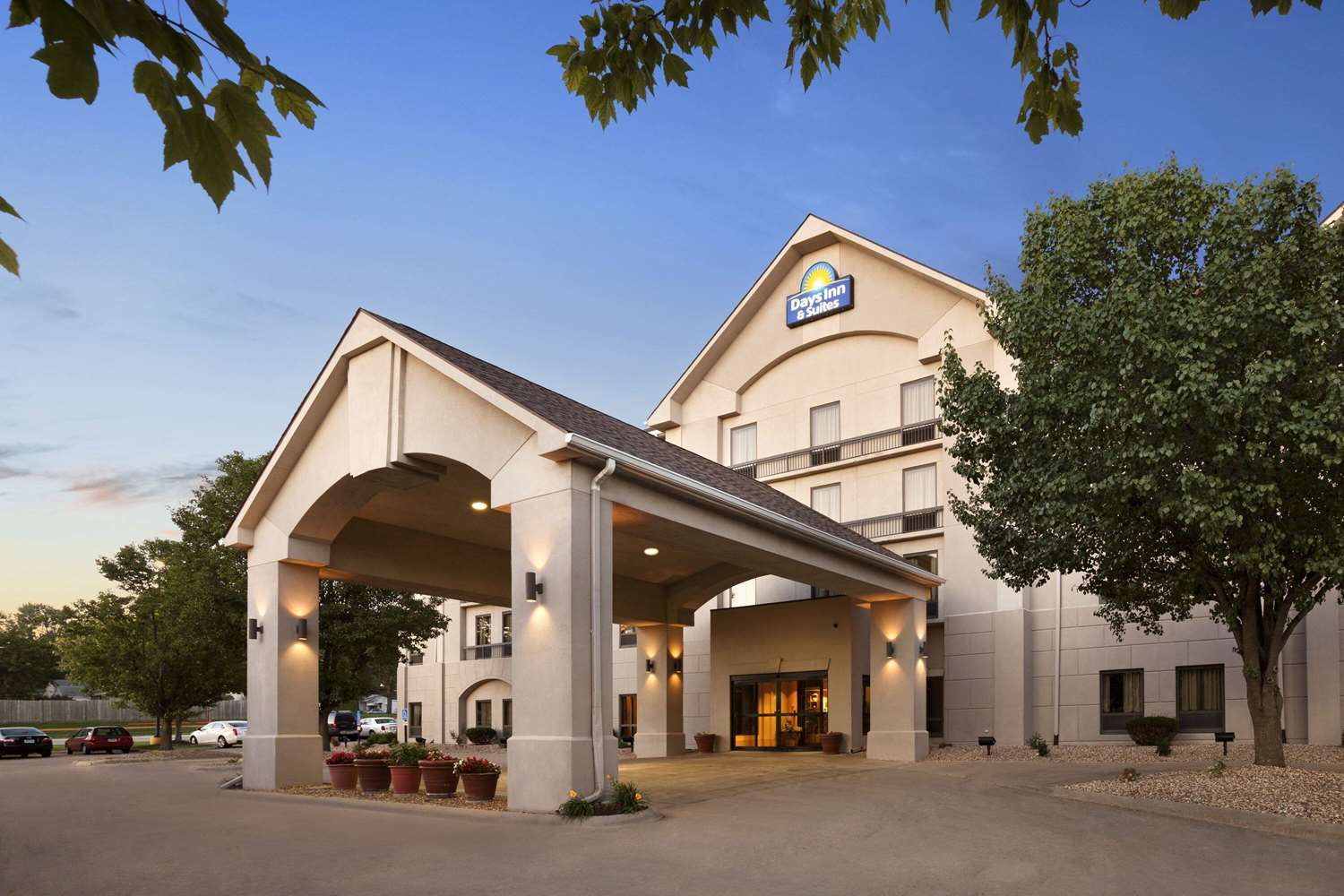 Days Inn & Suites By Wyndham Cedar Rapids 23/27