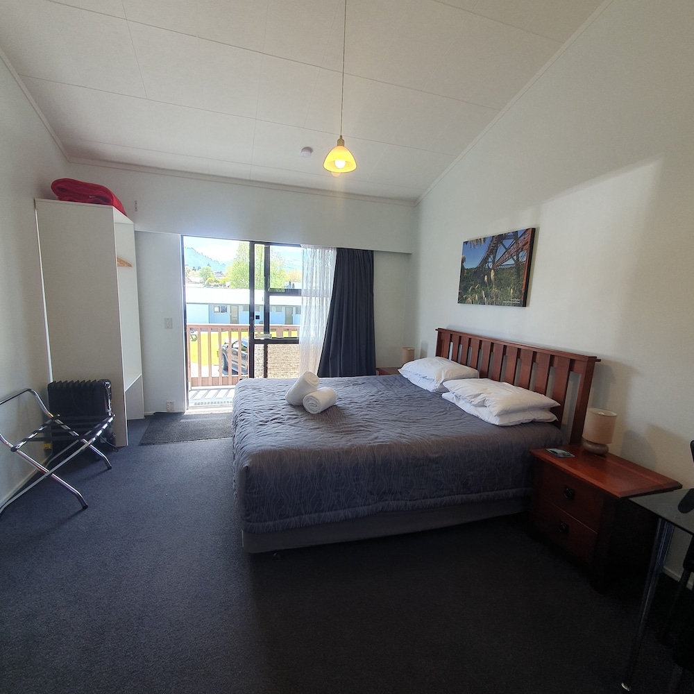 OHAKUNE COURT MOTEL 11/71