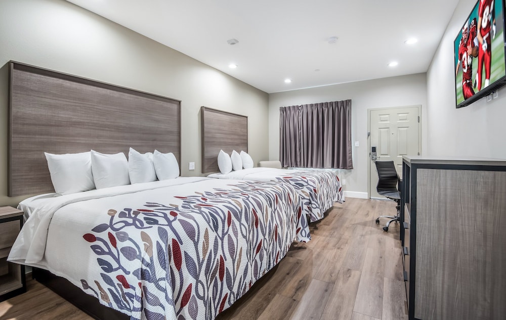 غرفة ديلوكس بسرير كينج وسرير كوين، Red Roof Inn Baytown 7/12