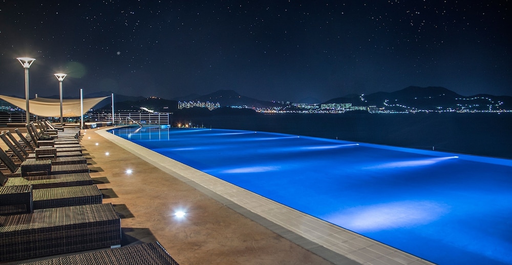 The Ocean Hotel 40/50