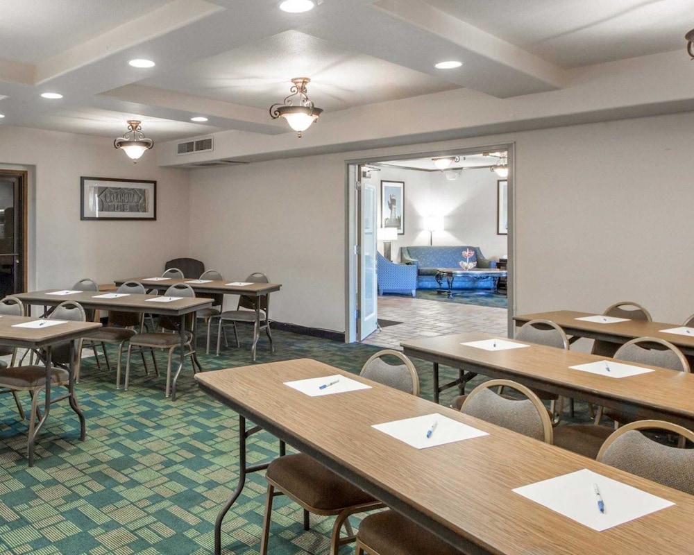 Quality Inn Tulsa-Downtown West 17/27