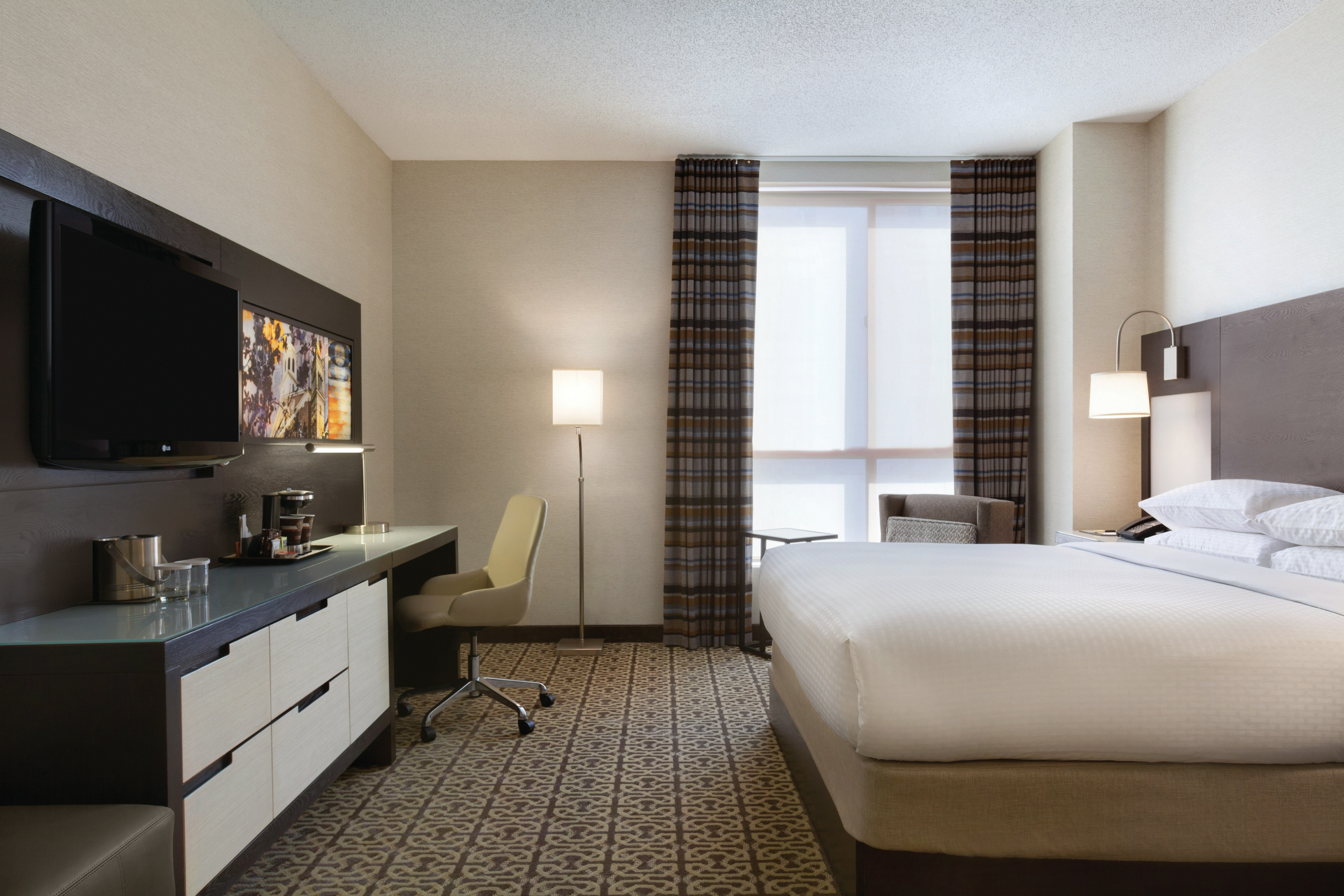 ROOM, KING BED, CITY VIEW