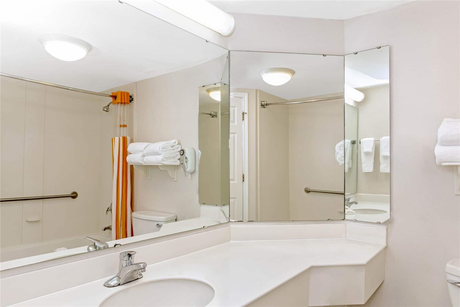 La Quinta Inn and Suites by Wyndham Orlando I Drive/Conv Center 12/13