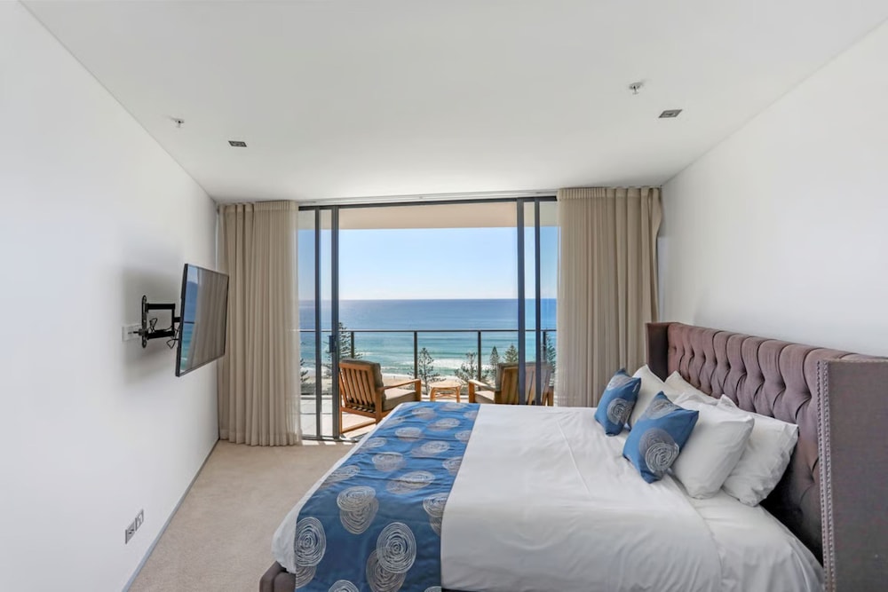 Ambience on Burleigh Beach 16/49