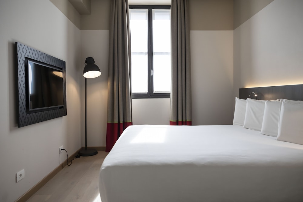 EXECUTIVE, SUITE