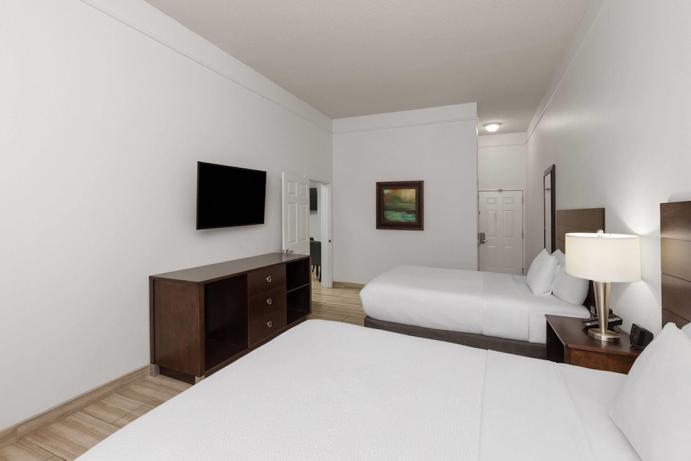 DELUXE, FAMILY, SUITE, 2 QUEEN BEDS