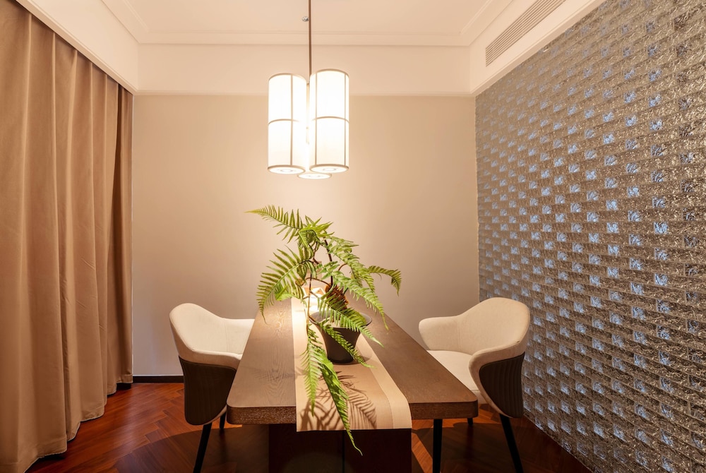 Howard Johnson By Wyndham Phnom Penh Tk 40/57