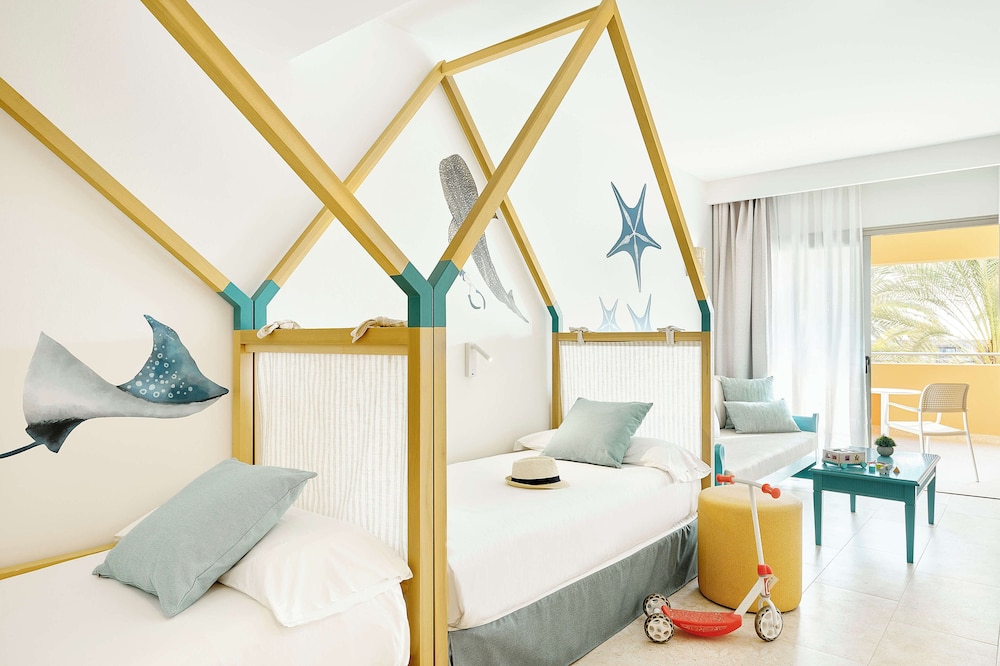 Family Suite, Twin Beds, Sea View, Sofa, Priority Location
