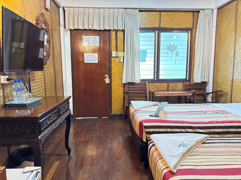 Collection O Khu Mueang near Tha Phae Gate formerly Lai Thai Guesthouse 24/64