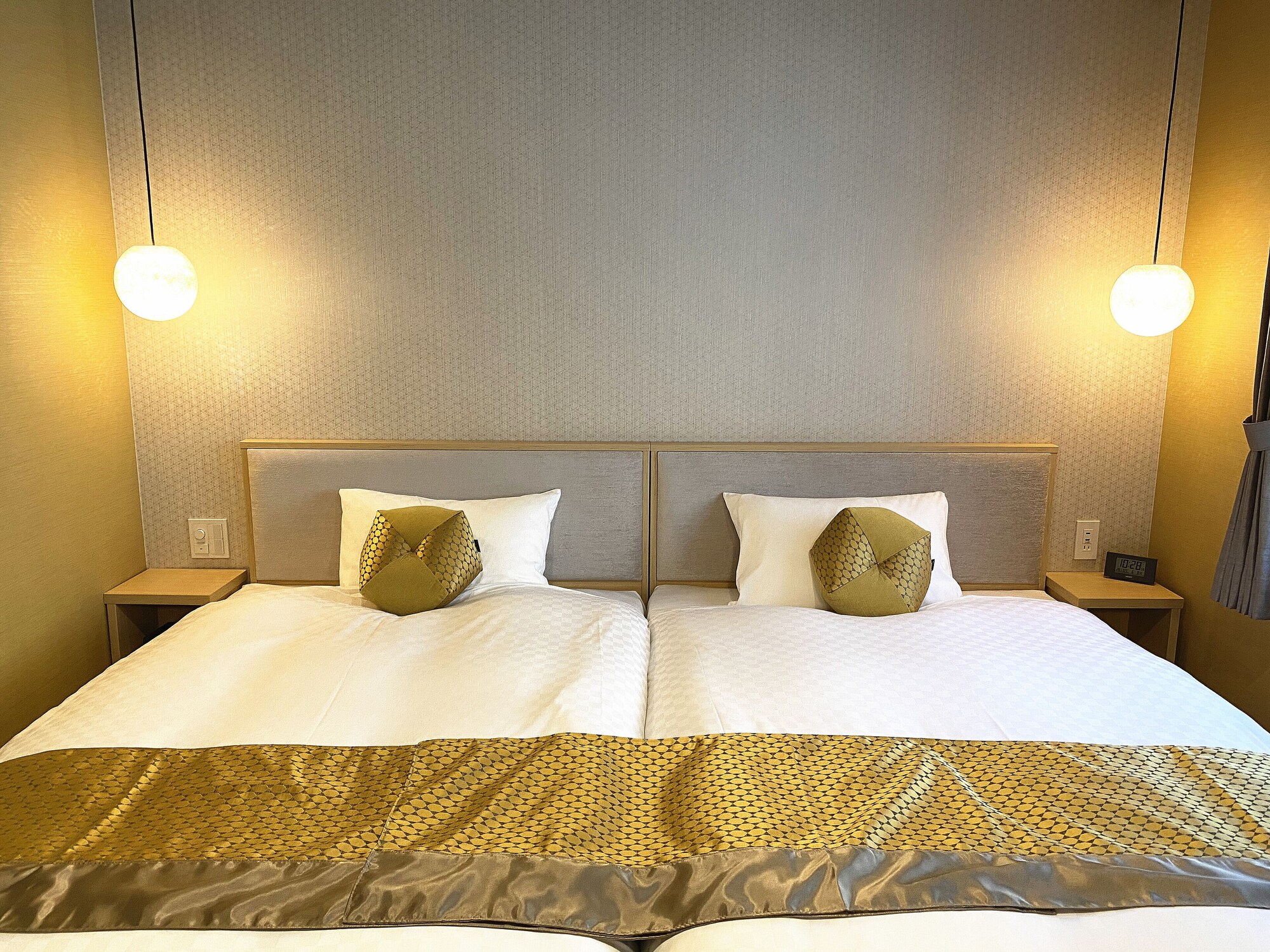 HOLLYWOOD, TWIN BEDS