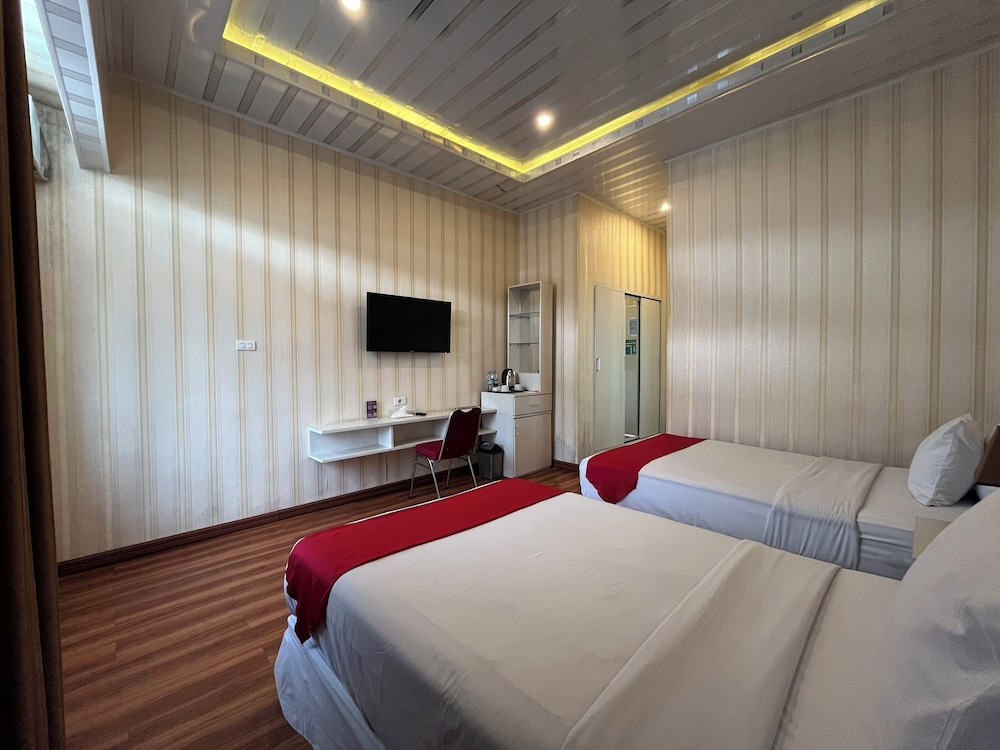 Superior, Twin Beds, Grand Tamaro Hotel Parapat 5/8