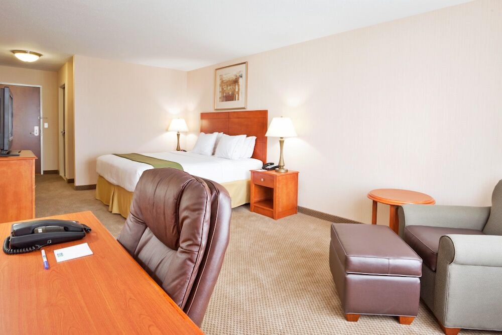 Holiday Inn Express Suites Howell 36/51