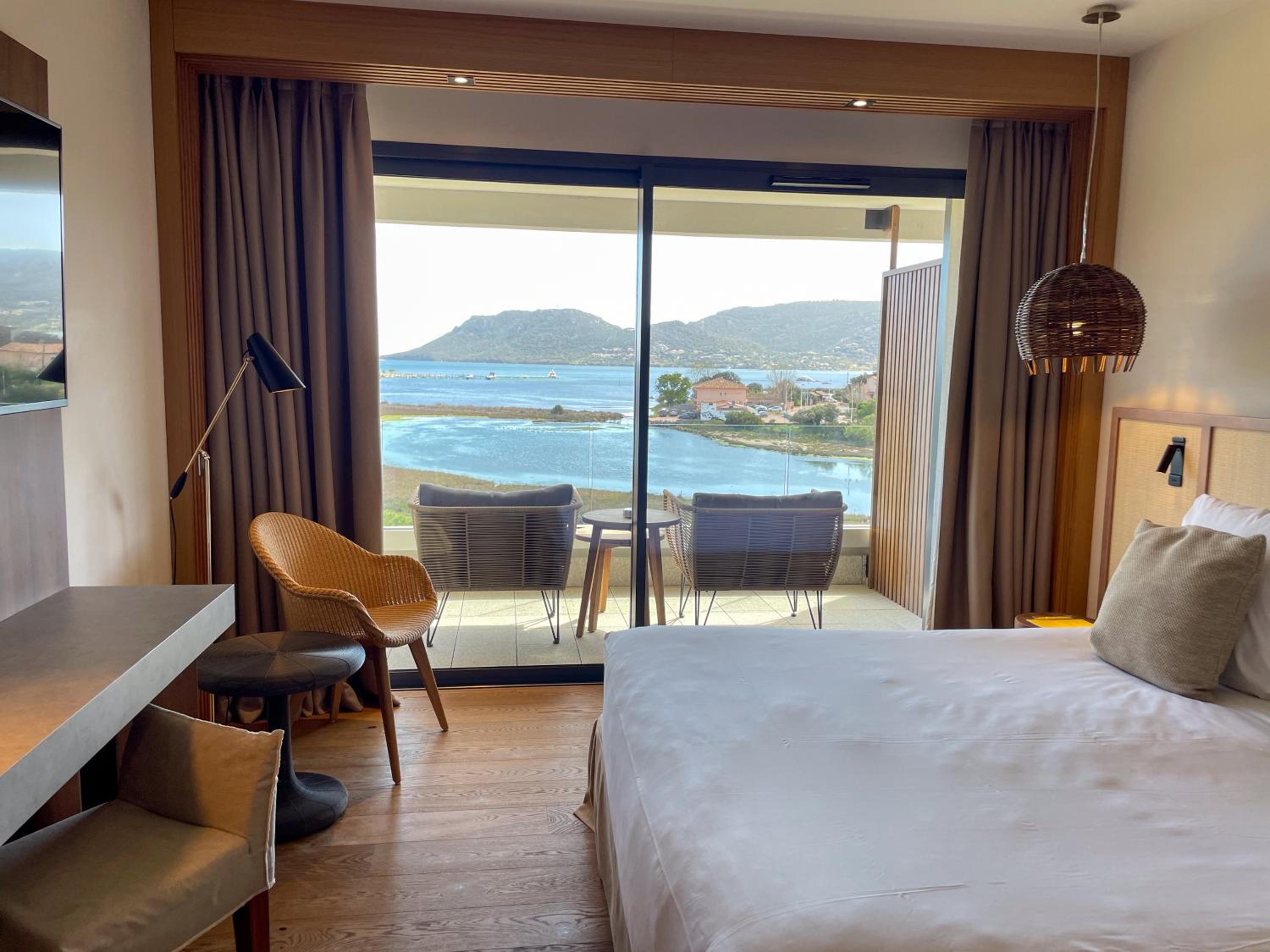 غرفة سوبيريور بسرير كينج بإطلالة على البحر، Golden Tulip Porto Vecchio 4/7