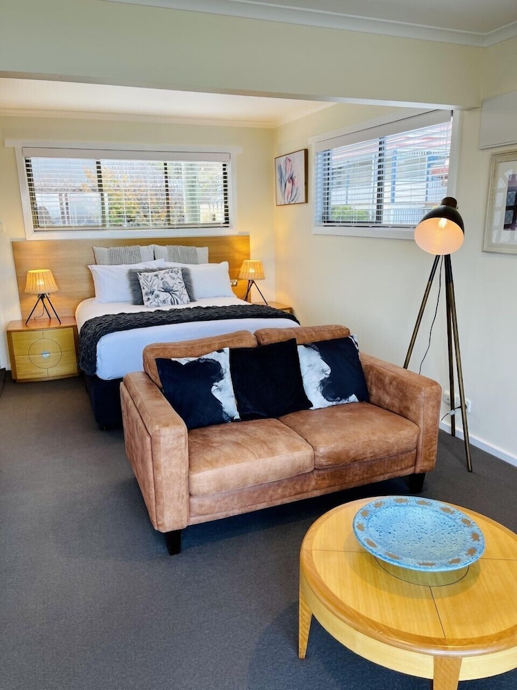 STANLEY VILLAGE WATERFRONT ACCOMMODATION 48/70