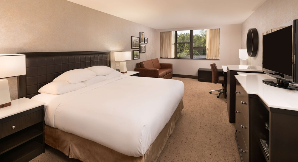 THE SARATOGA HILTON 22/75