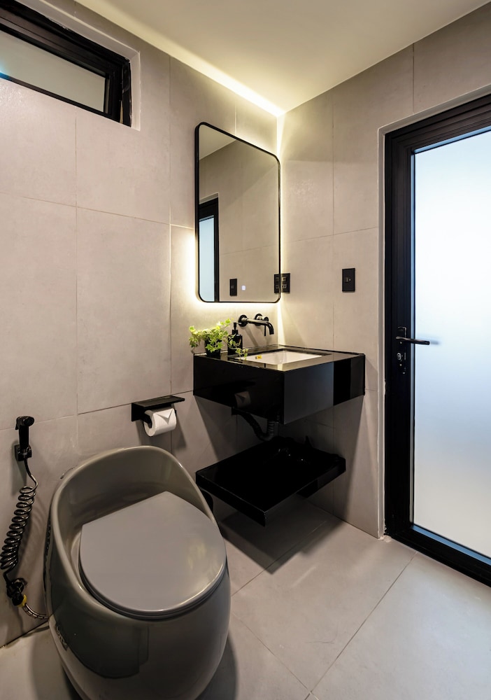 Metrolux City Contemporary Hotel 50/50