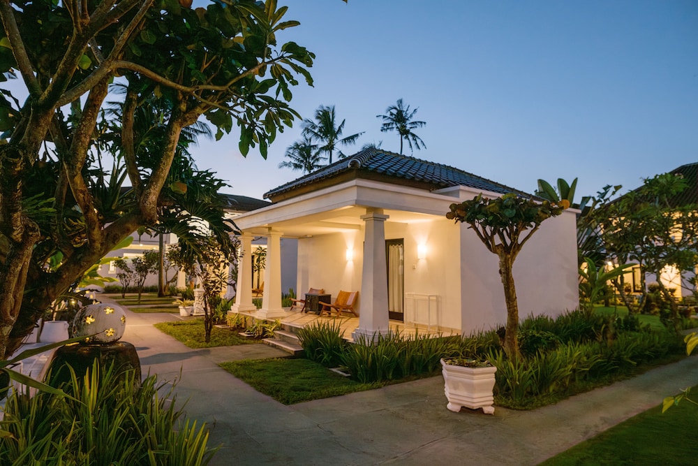Legong Keraton Beach Hotel 10/70