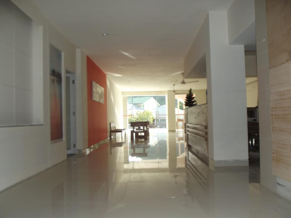 L Bajo Hotel 22/37