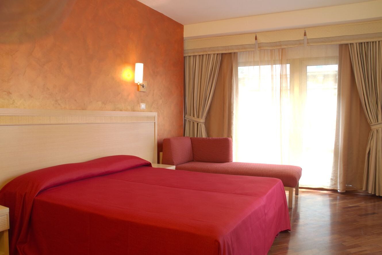 ROOM, DOUBLE OR TWIN BED