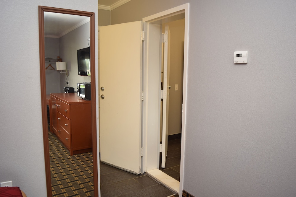 Econo Lodge Brockport NY 23/33