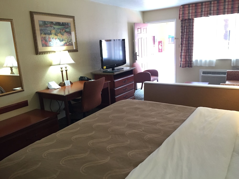 Econo Lodge Inn and Suites Eagle Pass, TX 19/37