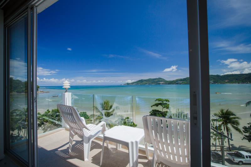 2 BEDROOMS, DELUXE, APARTMENT, KING AND QUEEN BED, OCEAN FRONT