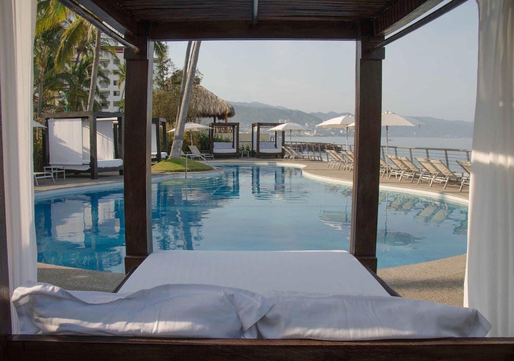 Sunset Plaza Beach Resort 40/79