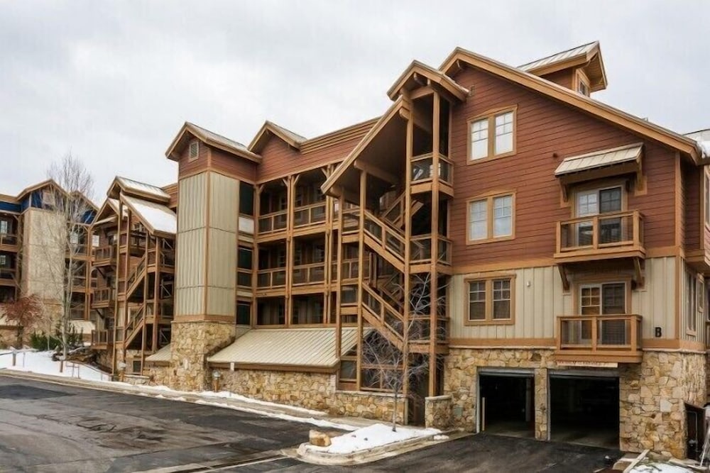 Town Pointe By Lespri Management 5/50