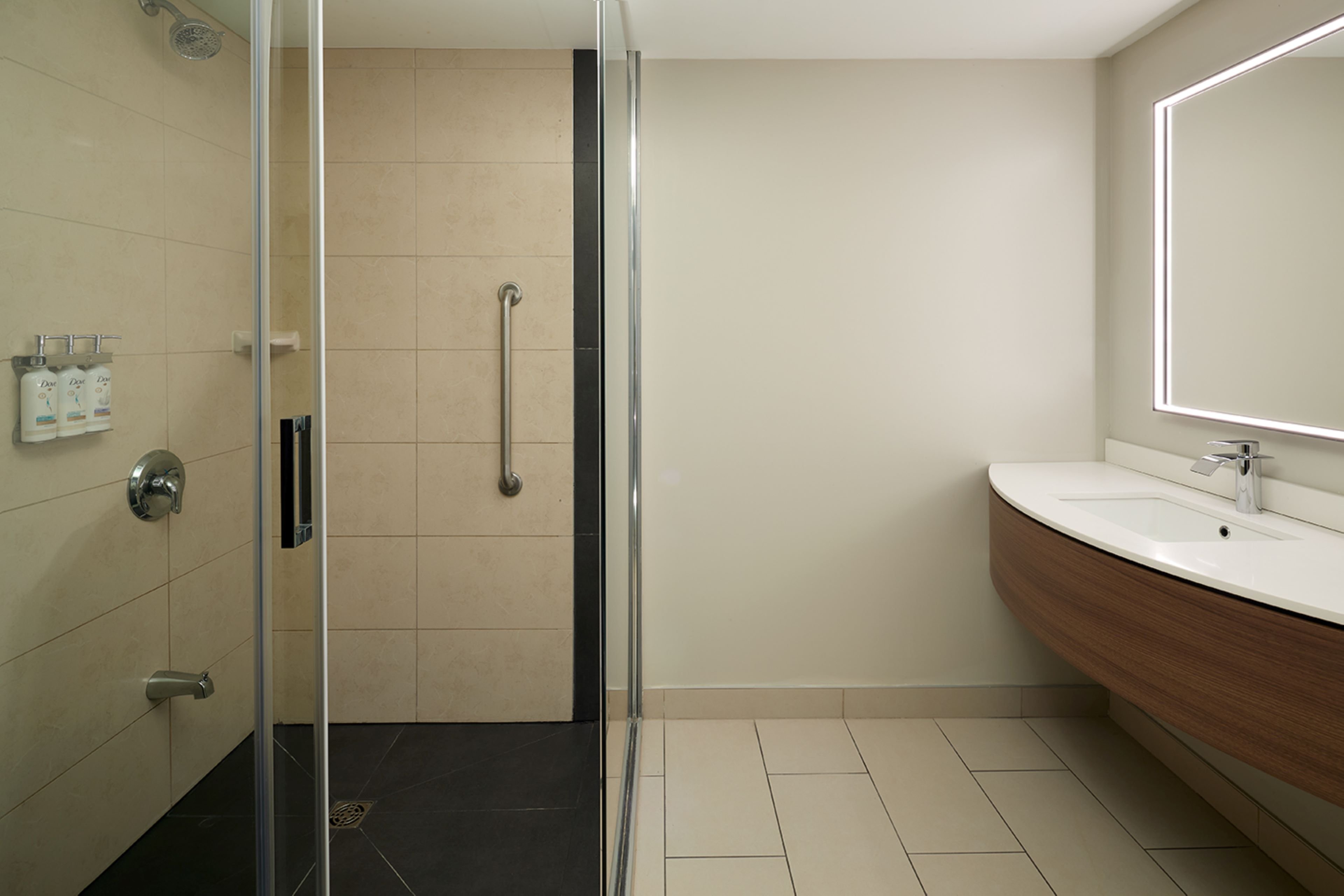 Holiday Inn and Suites Montreal Airport 65/67