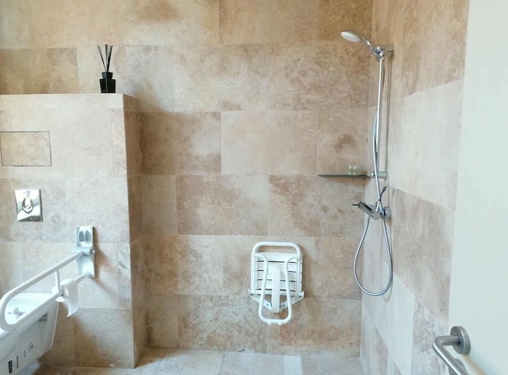 DOMAINE DE LA NERTHE- HOTEL PROVENCE MEDITERRANEE 48/50