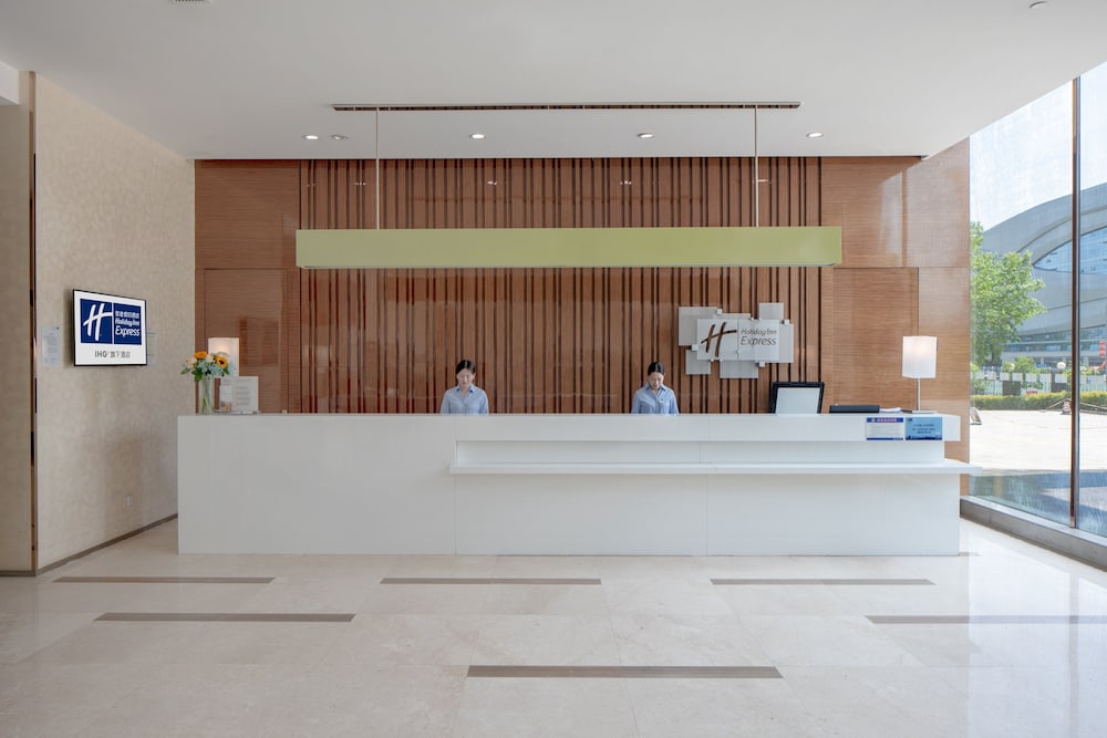 Holiday Inn Express Luoyang City Center 16/72