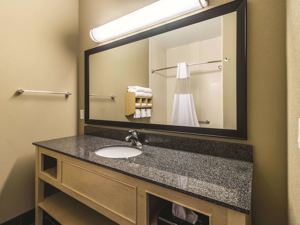 La Quinta Inn & Suites by Wyndham Fargo-Medical Center 60/60