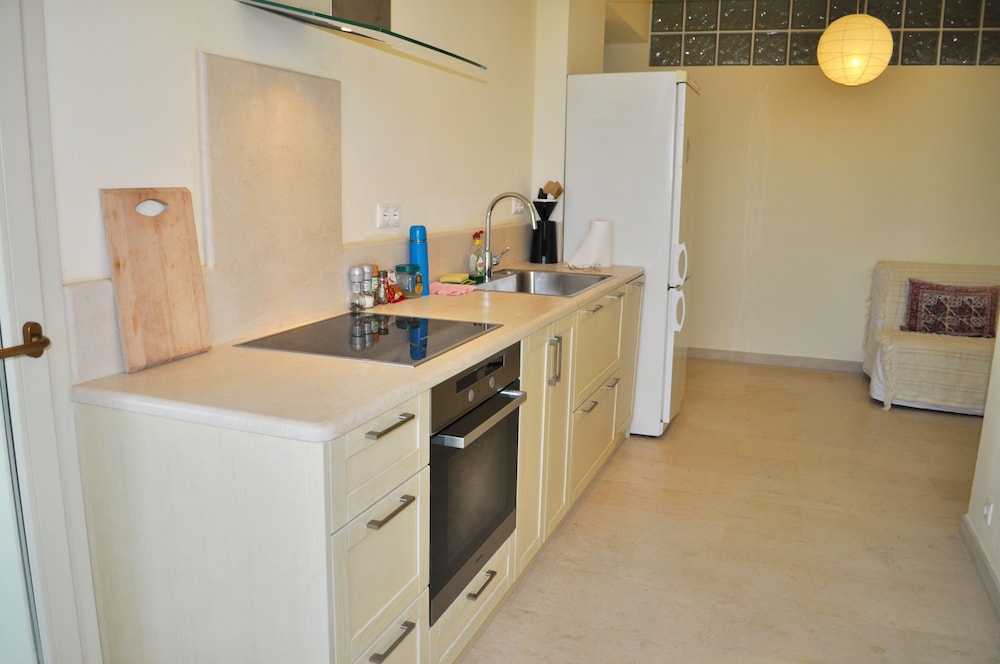Lemoni Apartments 2/25