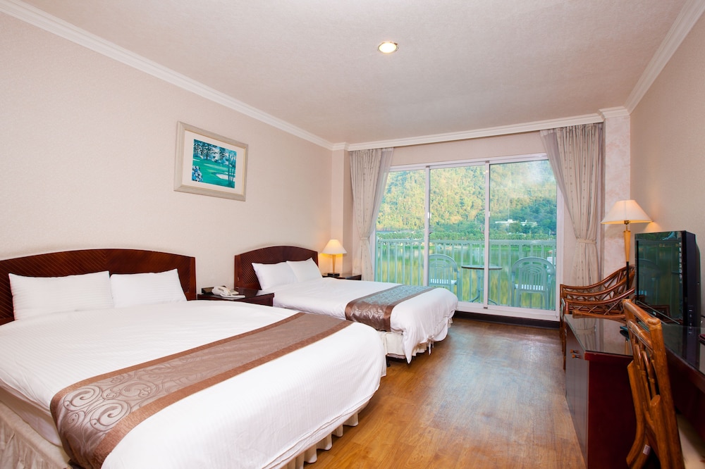 Lakeside Resort Hotel 18/50