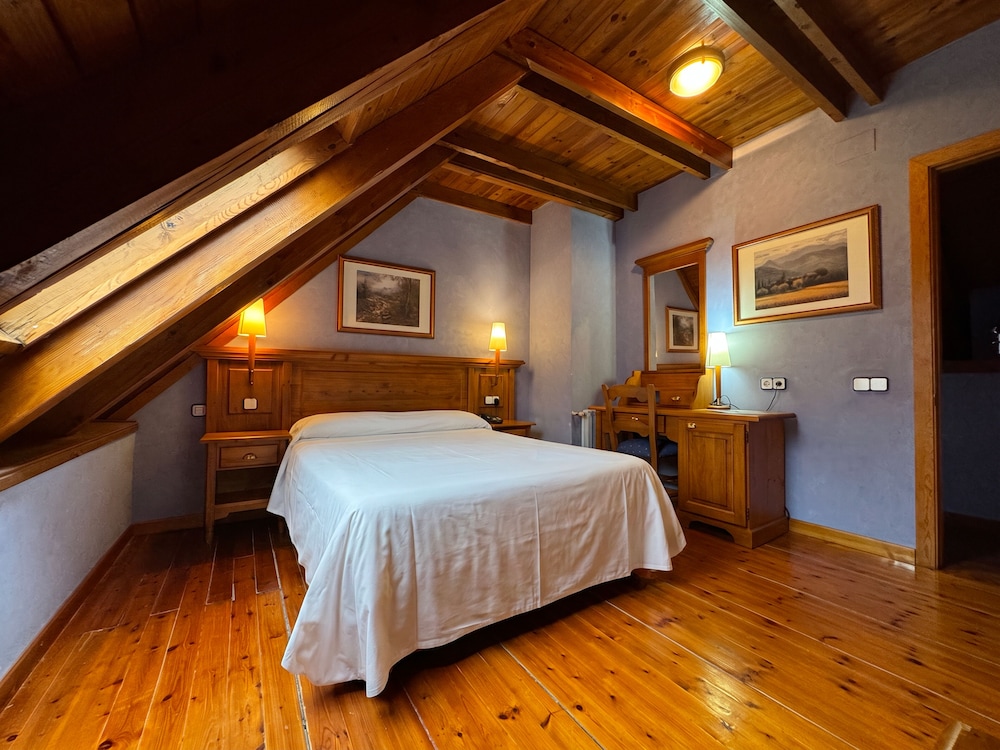 Room, Double or Twin Bed, Attic، Rvhotels Orri 3/10