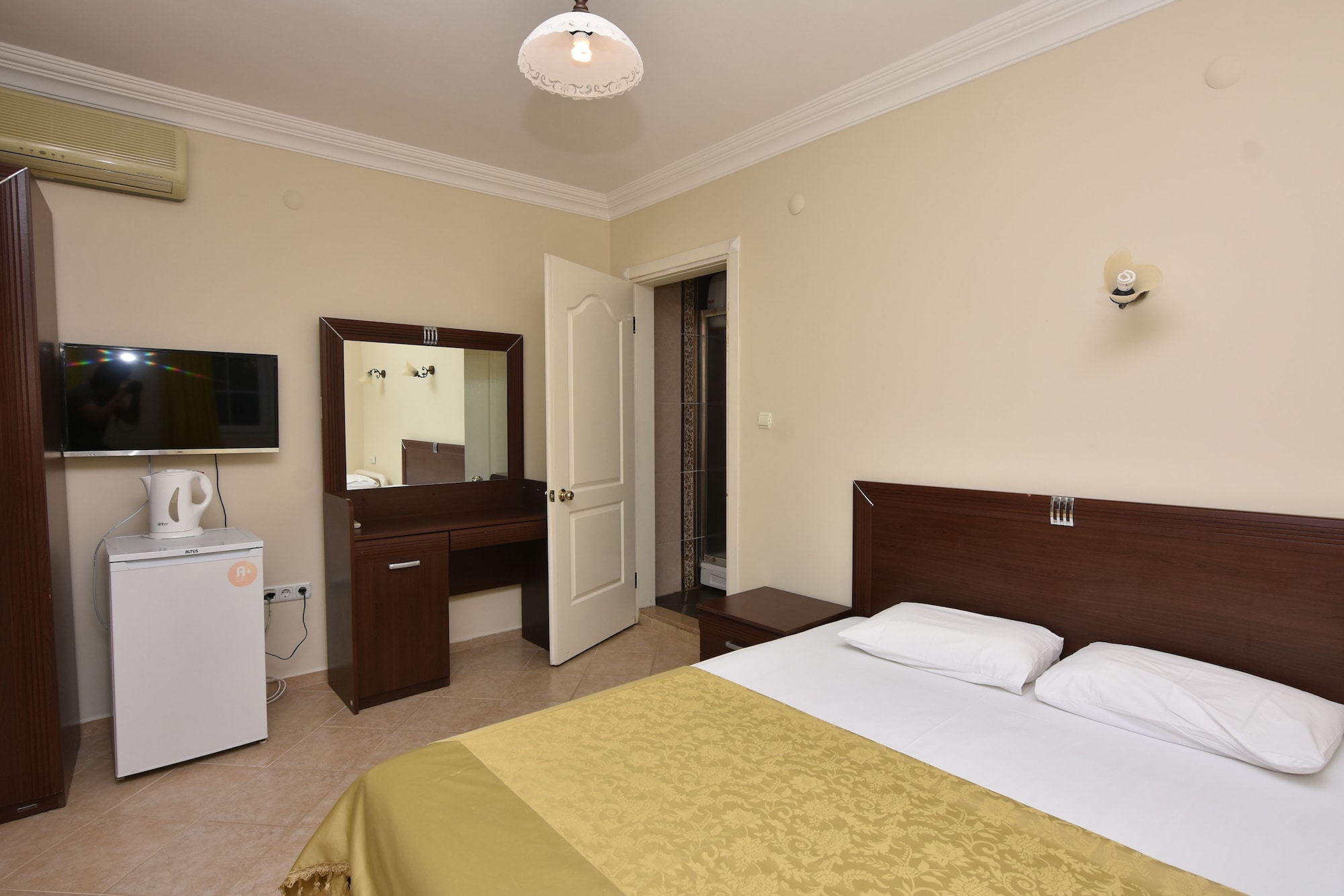 DELUXE, DOUBLE BED