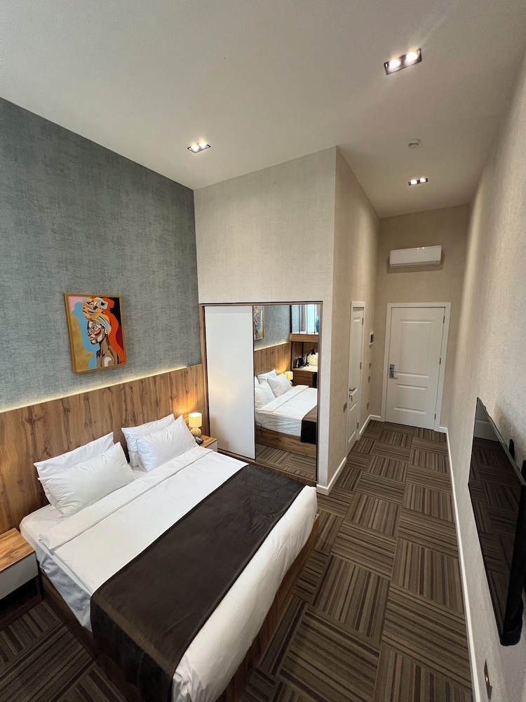 ROOM, DOUBLE OR TWIN BED, CITY VIEW