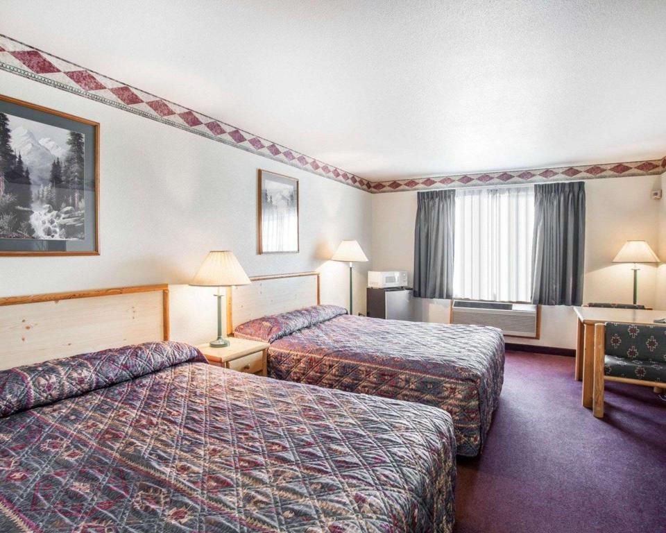 Efficiency, 2 Queen Beds, Smoking, Accessible