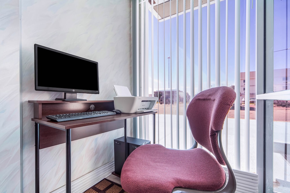 Hospitality Inn & Suites 33/37
