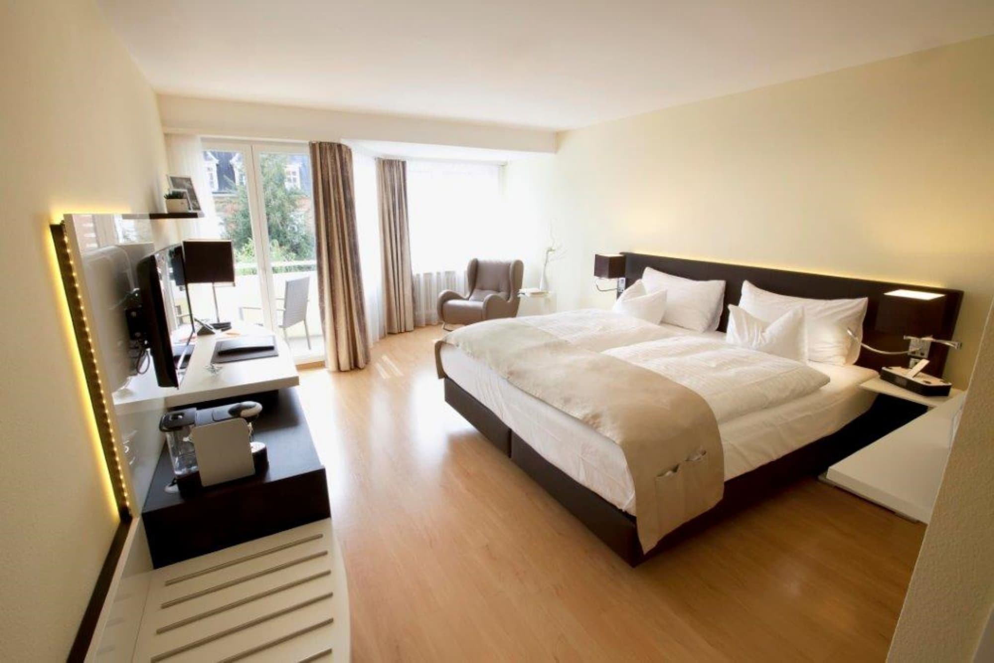 DELUXE, DOUBLE OR TWIN BED