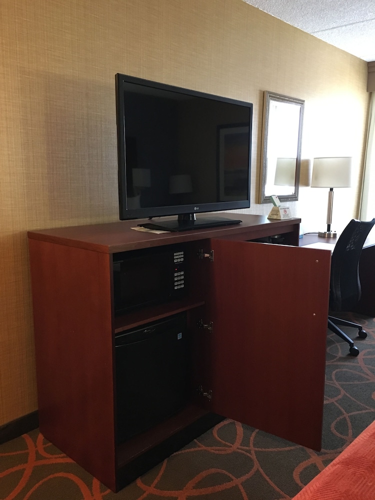 Best Western Plus Fresno Airport Hotel 47/68